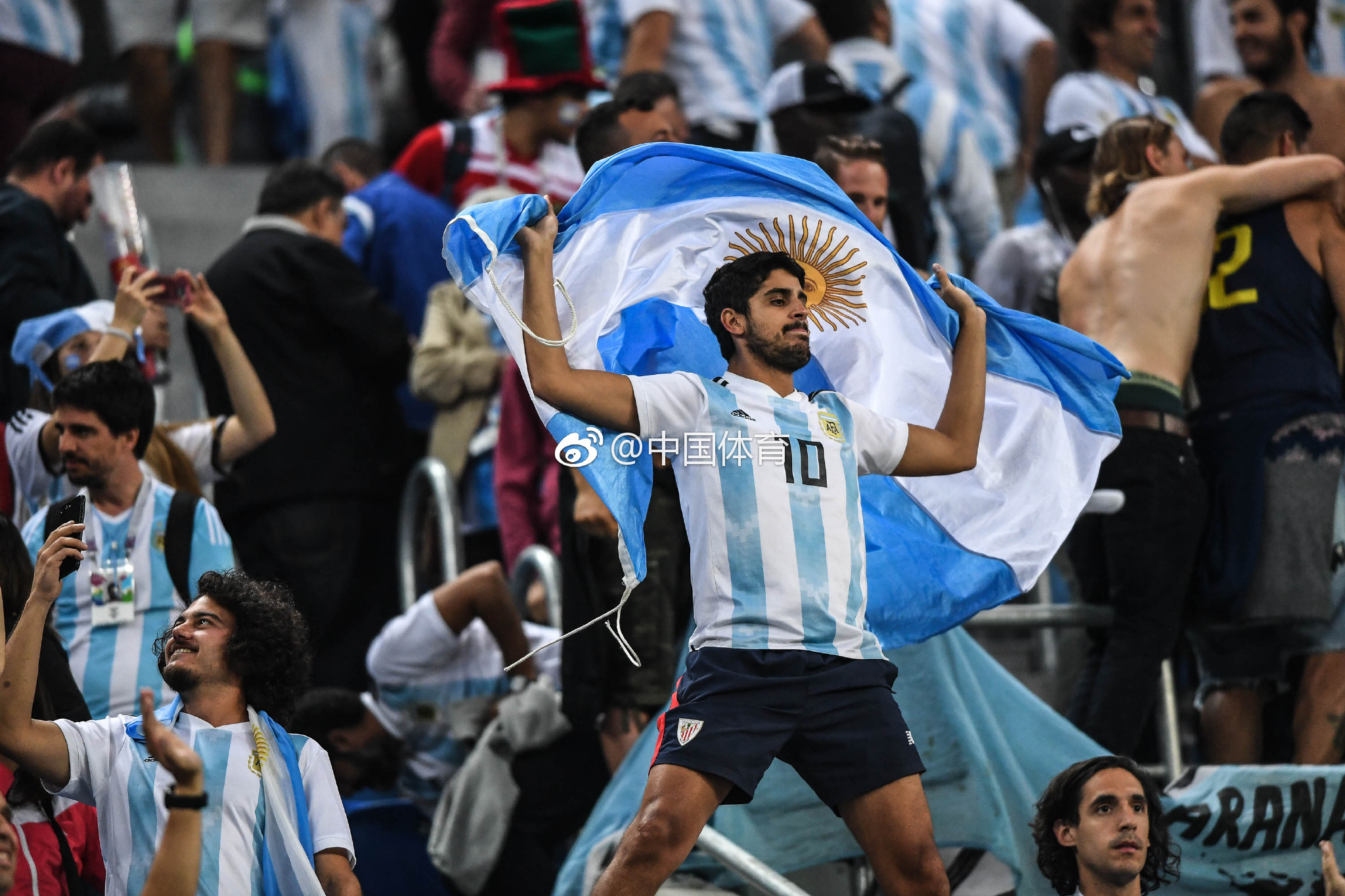  大奖赛巅峰对决！东城独角兽队惊险晋级西城鲨队队，射击赛场再起波澜；重拾自信的夜晚