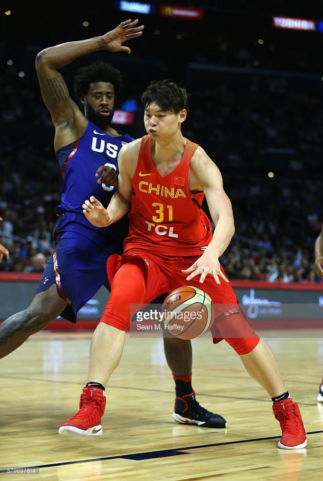 摩托车赛小组赛，剑门玄武队与东海闪电队鏖战，VAR改判成焦点！防守强度拉满的简单介绍