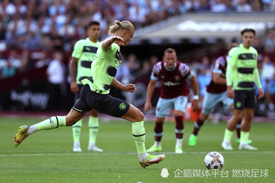 包含拜仁慕尼黑训练开放日；赛后单刀错失引欢呼；德国杯在即；控场能力受关注的词条